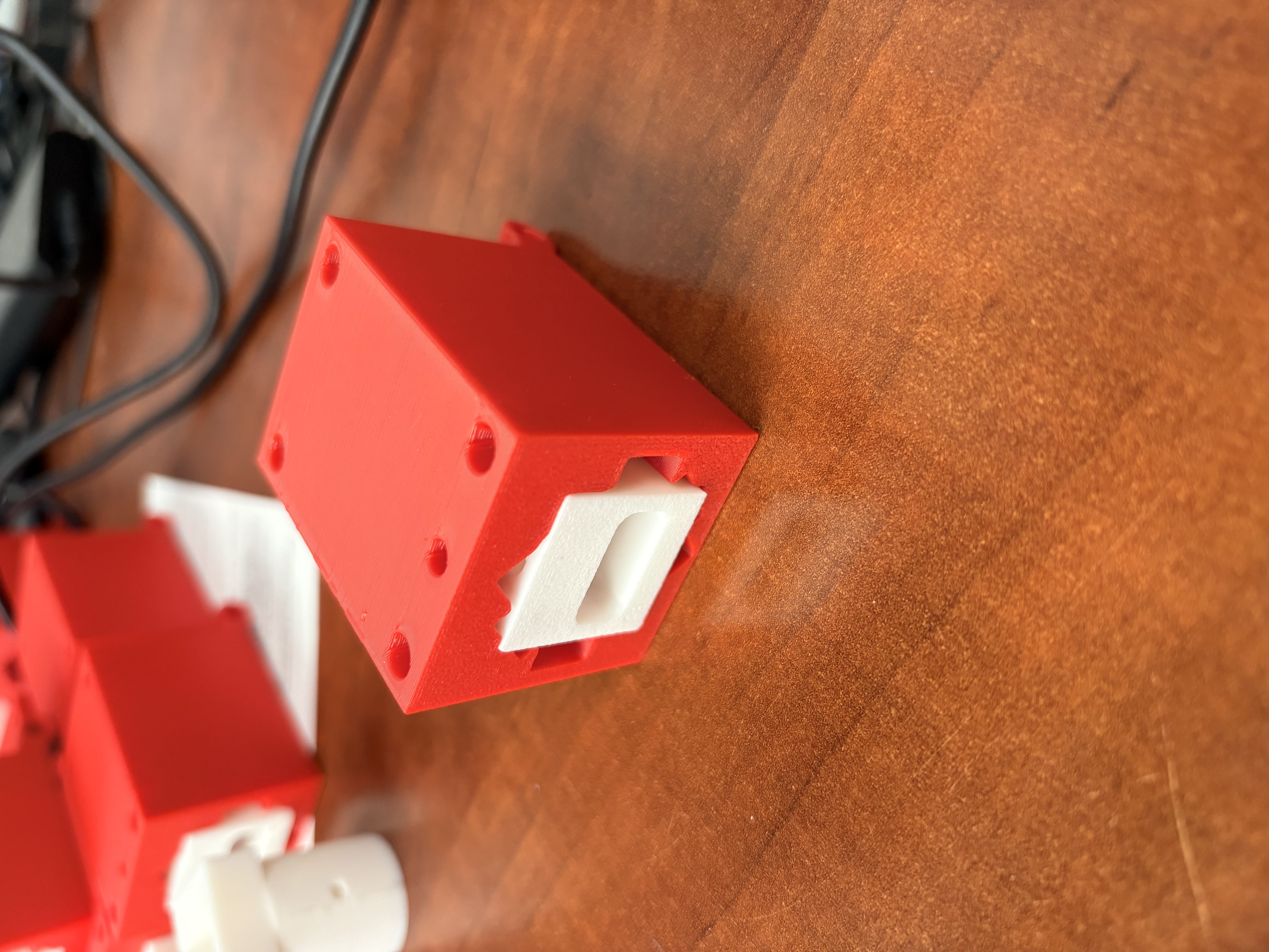3D-printed motor arm mount with keyed locking clip